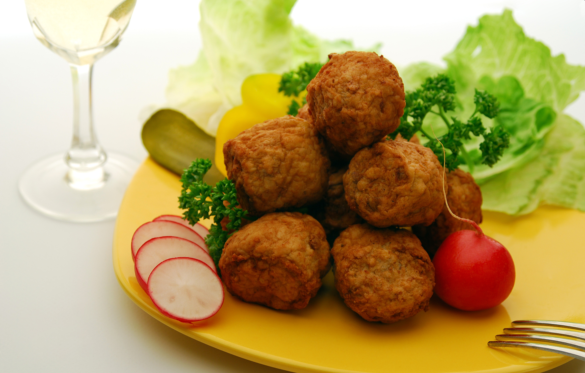 meatballs, vegetable and wine