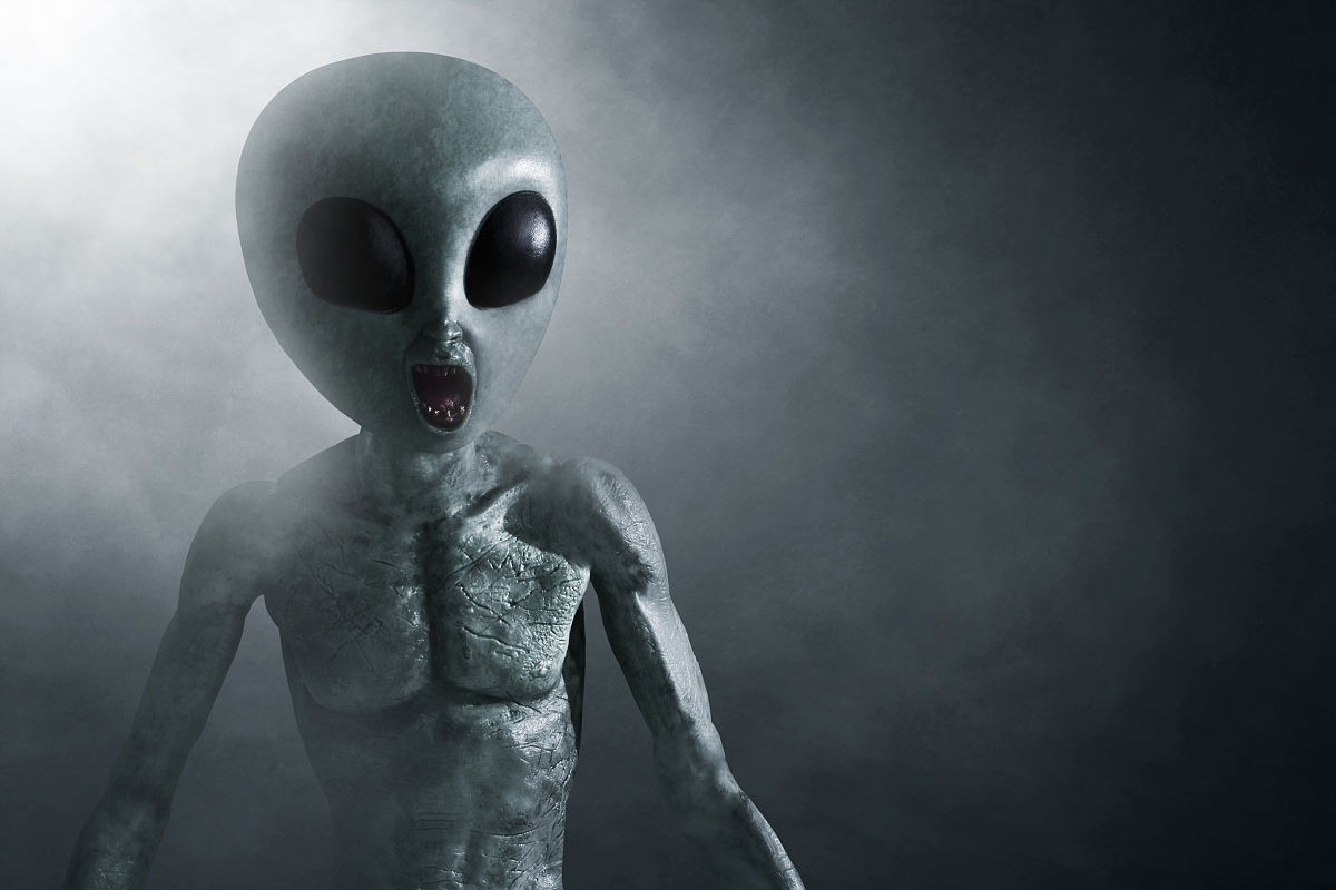 黑色背景上的外星生物