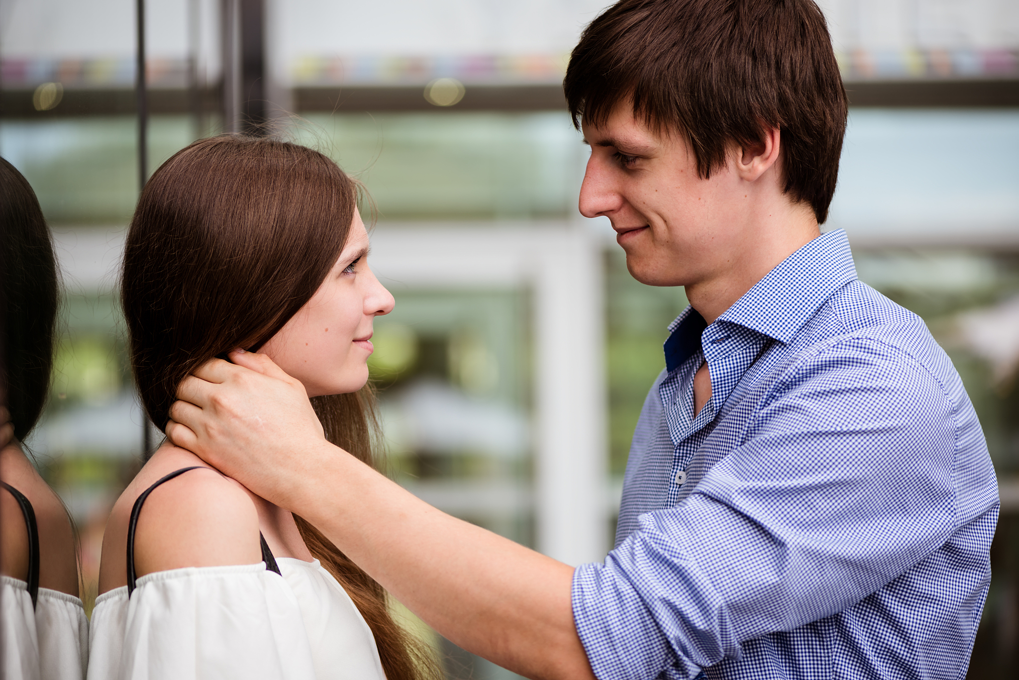 内向的男生对喜欢的人什么表现，