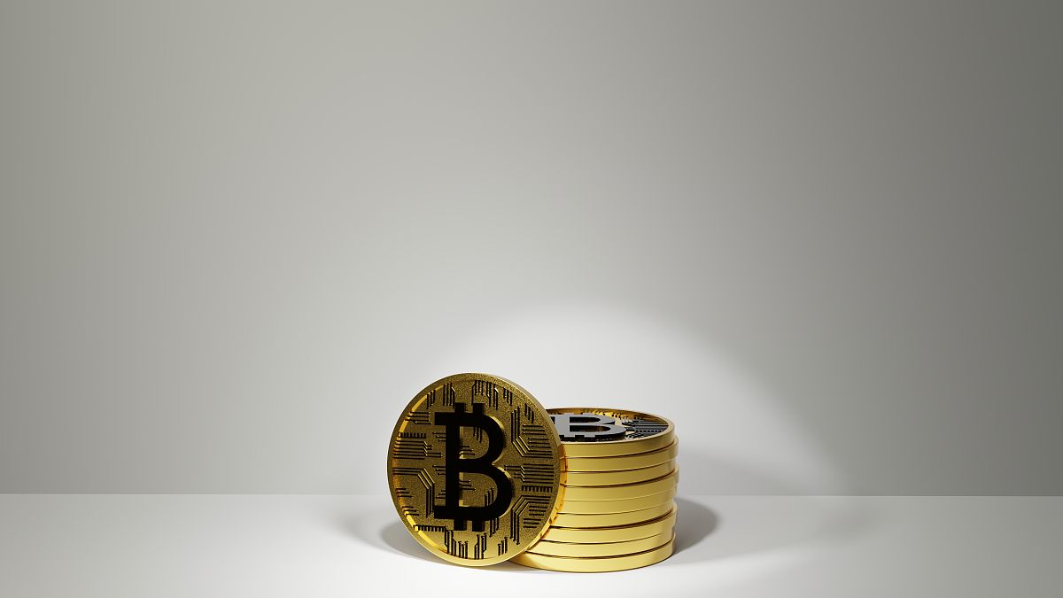 白色背景上的黄金比特币栈