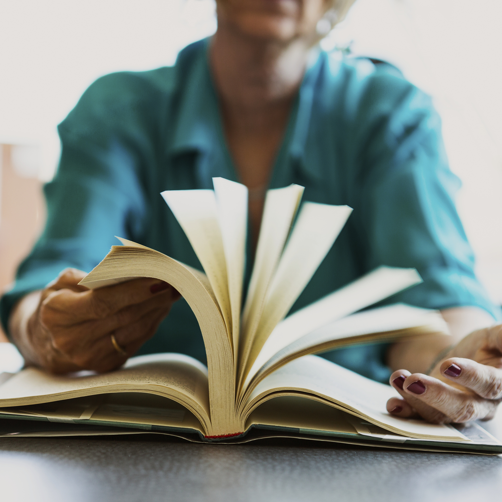 读书是获取知识启迪思维陶冶情操的主要方式。读书能使人获得思想上的启发能使人树立高尚的理想能使人养成高尚的品格。对大学生来说读书是他们成长的一种重要方式。开卷有益温故知新通过阅读大学生可以获得更多的知识更多的启发更多的是提高他们的思辨能力提高他们的综合素质。书评润色了阅读过程协助读者更好地提炼思想形成系统化的观点和思维模式。通过写书评读者不仅可以对读物进行深层次地思考和探究还能够为其他读者提供宝贵的