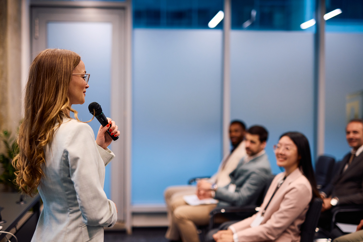 2023女生学播音与主持专业前景如何？就业、薪资、发展方向全解析