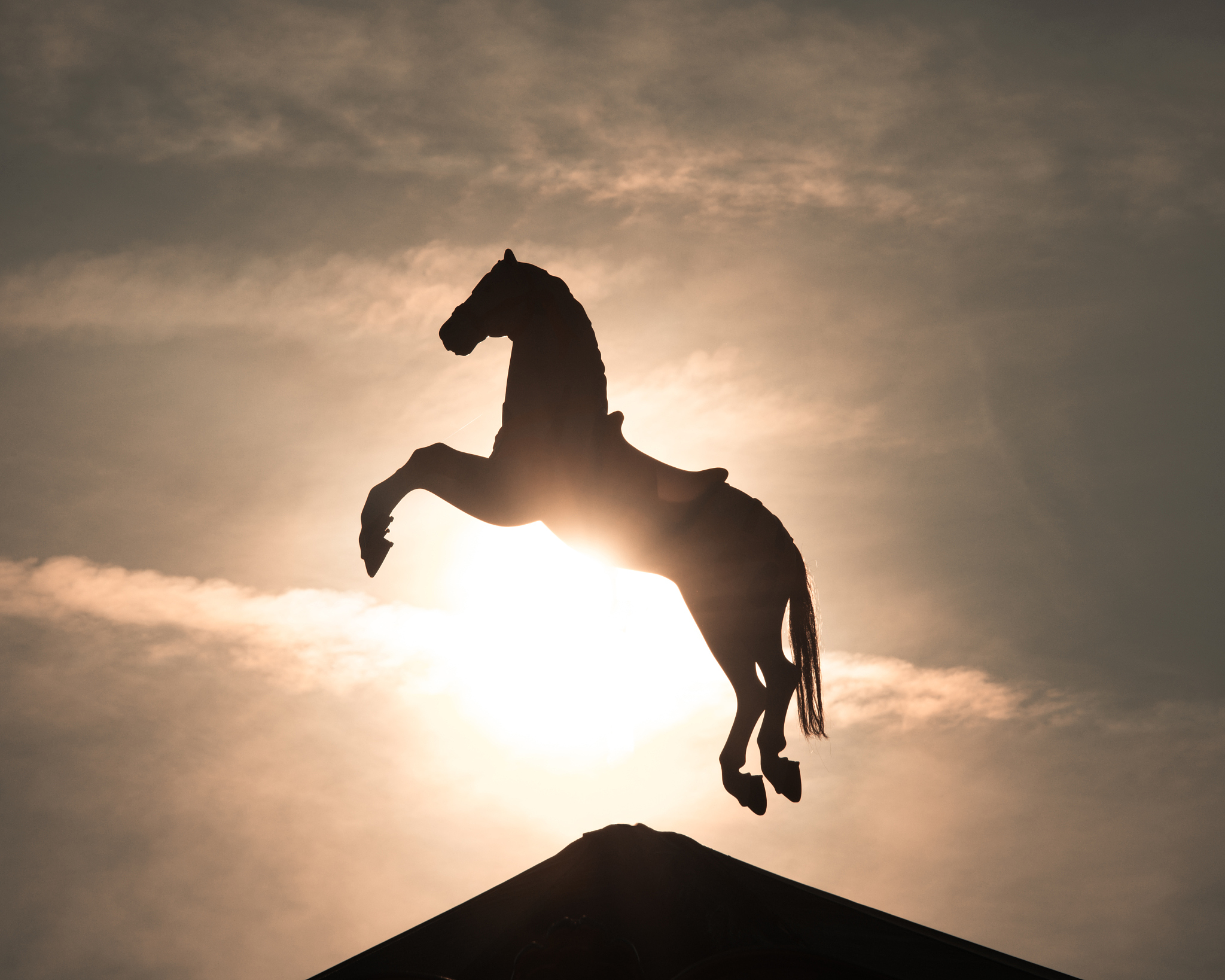 黑骏马经典语录：励志名言与翻译 | 鼓舞人心的力量