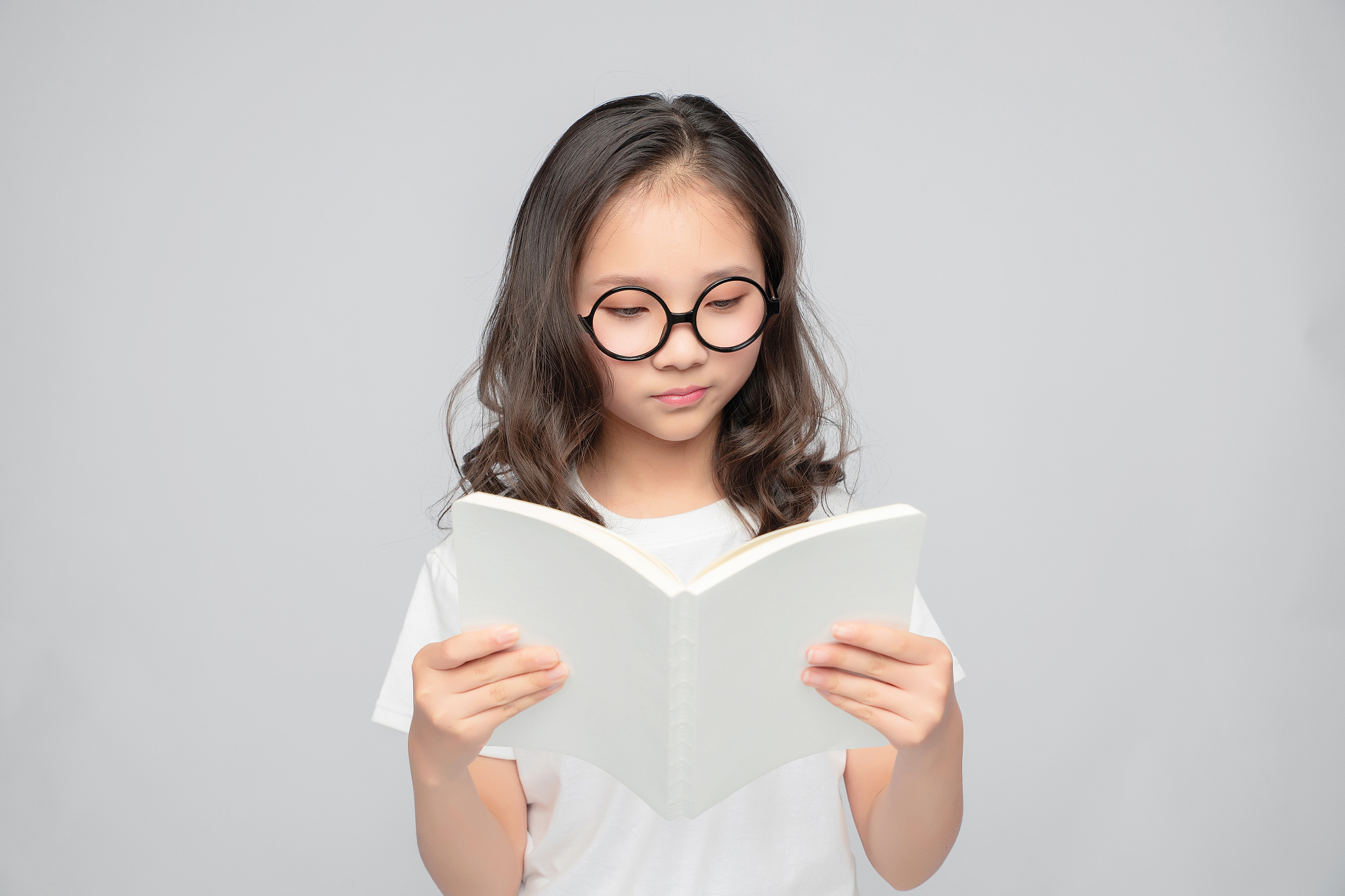 灰色背景里的亚洲小学女生