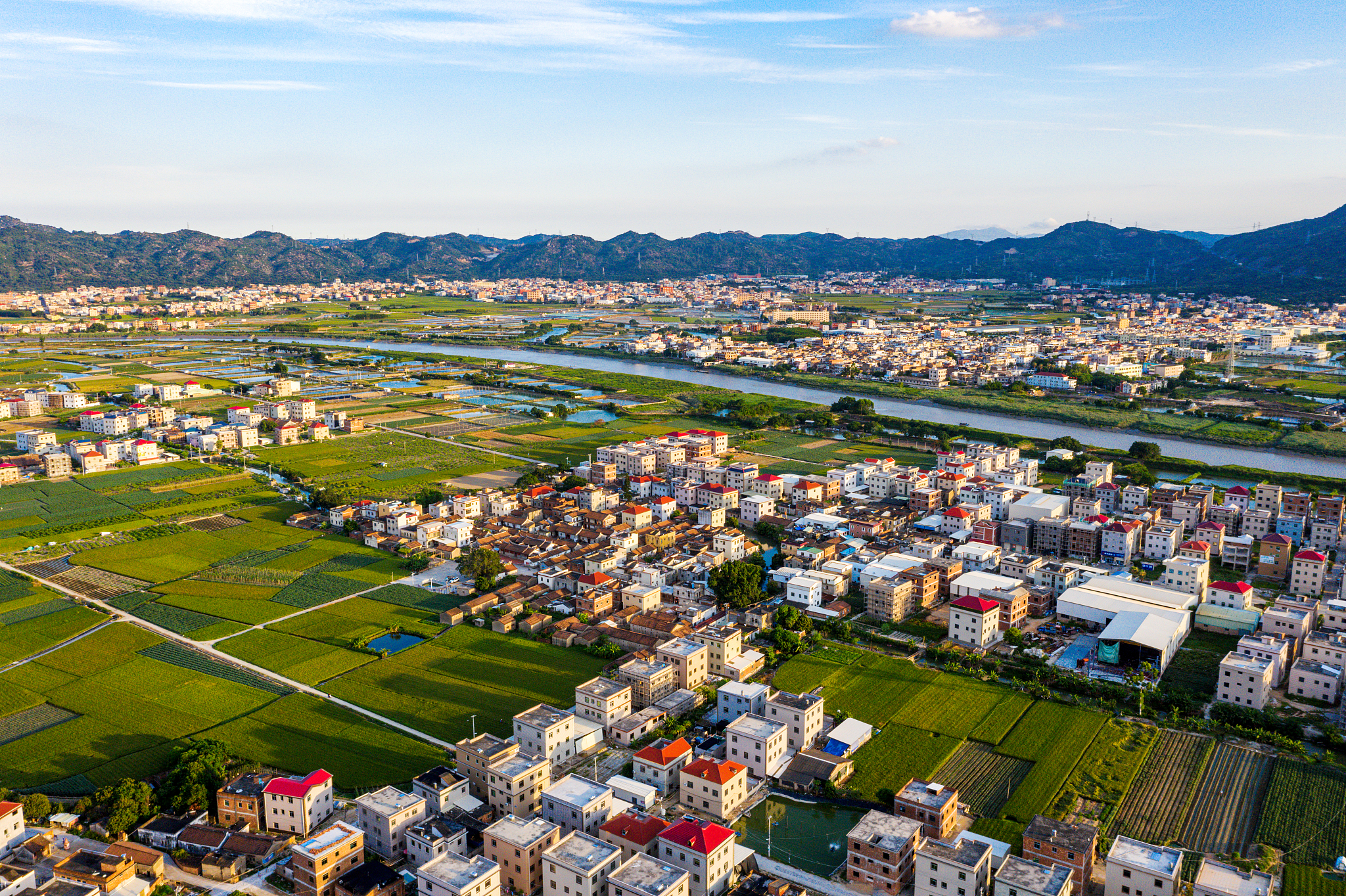 阐述为什么选择广东从化区人居环境治理经验、浙江平湖市人居环境治理经验