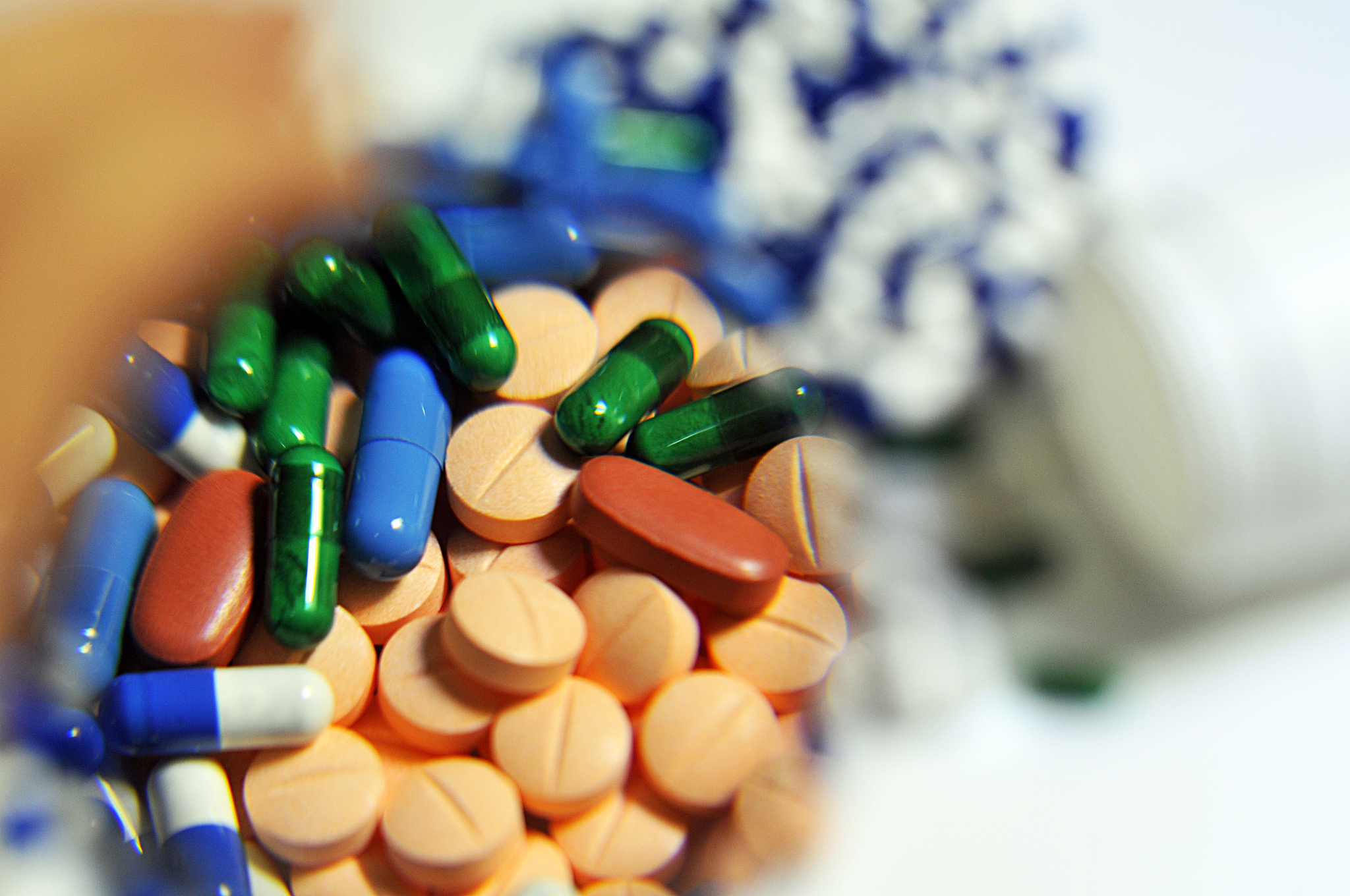 世界上没有疾病是靠吃药物治好的不信你自己看你见过哪一类的高血压是通过吃降压药治好的？哪一类的胃病是靠吃胃药治好的？又有哪一例的失眠是通过吃安眠药治好的？更没有哪一例糖尿病是通过打胰岛素治好的？大家一定要认识到这个药物它只能起到控制的作用大家还会发现医院的检查报告单都是正常的可为什么我们的身体就是不舒服呢？那再来看一个更残酷的现实肝脏坏掉50医院的检查报告都是正常只有坏掉90以上这个时候才叫肝硬化、