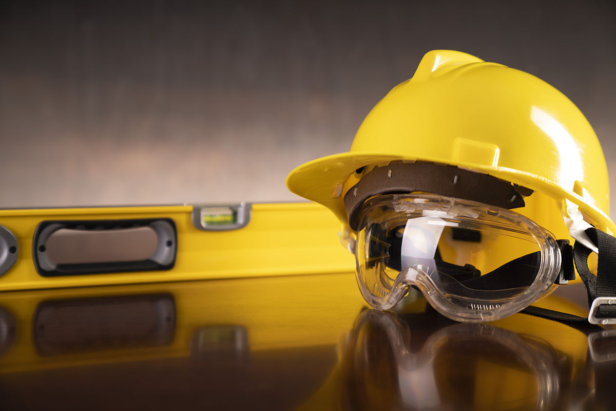 劳动法论文选题1 劳动法在全球化时代下的挑战与适应2 现代劳动关系中的工会作用分析3 建立灵活就业制度的法律问题探讨4 互联网平台经济下的劳动力保护问题研究5 劳动合同中的违约责任制度分析与探讨6 国际劳工标准对中国劳动法的影响及其应对策略7 高科技产业下的知识产权保护与员工竞业限制法律研究8 劳动者权益保护的行政和司法手段比较分析9 提高农民工权益保护水平的法律途径研究10 劳动仲裁制度的发展与