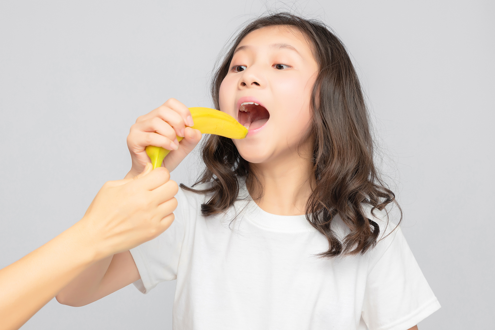 灰色背景里的亚洲小学女生