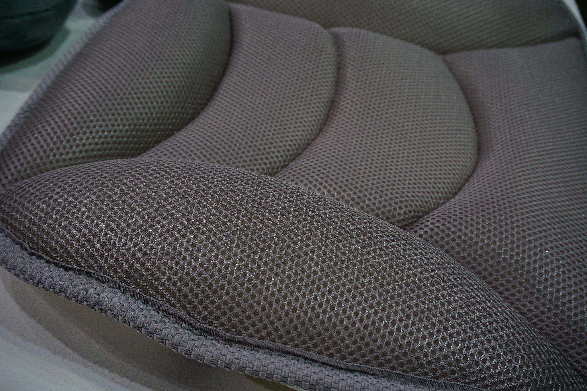 生成20条汽车丝圈脚垫的购买评语每条不少于100字从材质质量贴合度无异味安装步骤简单方便等多方面进行描述