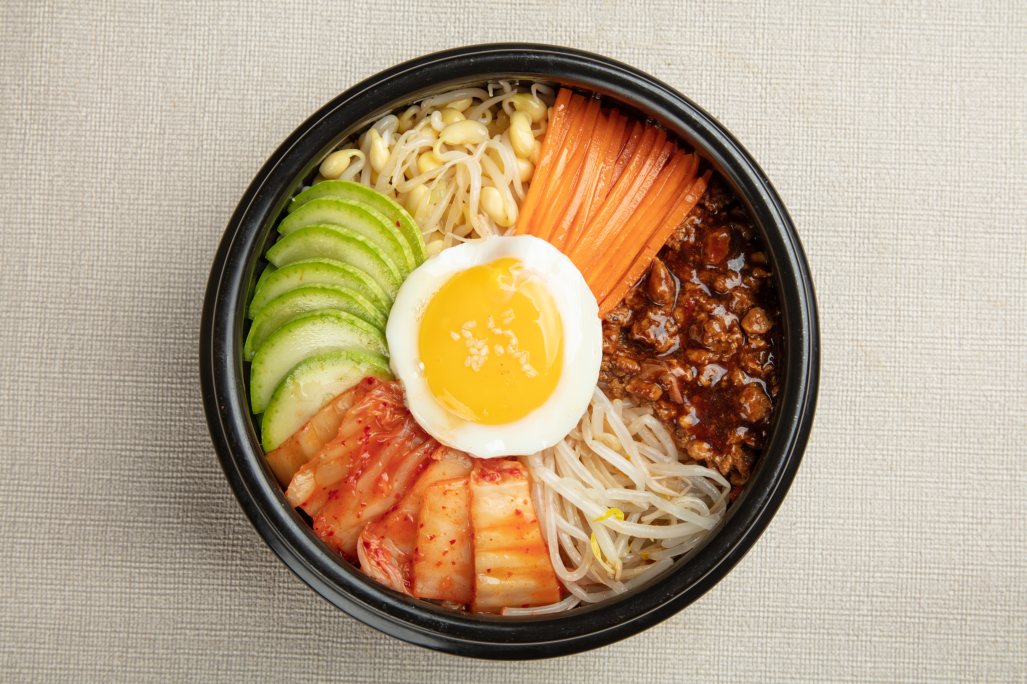 韩国料理泡菜猪肉石锅拌饭