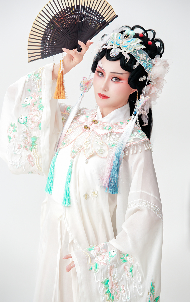 身着中国传统戏曲服饰的亚洲美女,背景为白色