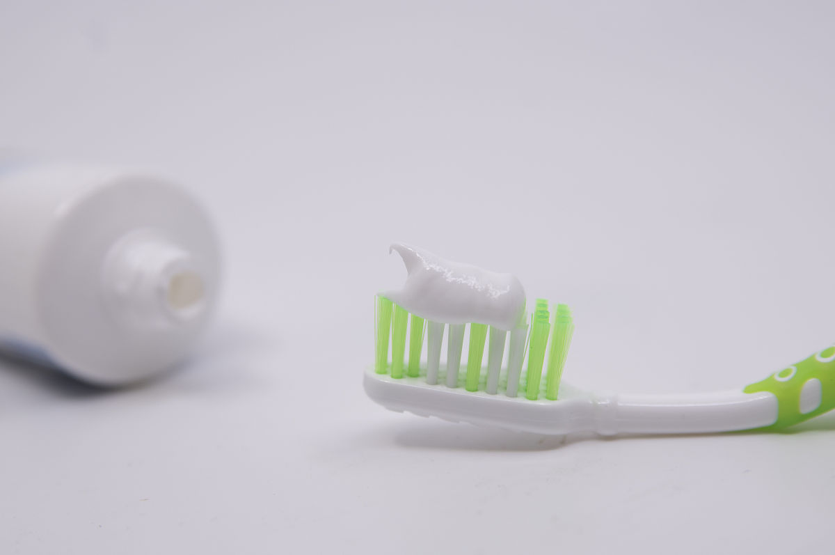 亮齿洁白得牙膏：美白牙齿，清新口气，顾客好评！