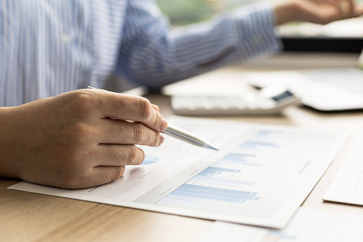 服装超市月度总结报告 - 销售额增长XX%，新款服装受欢迎