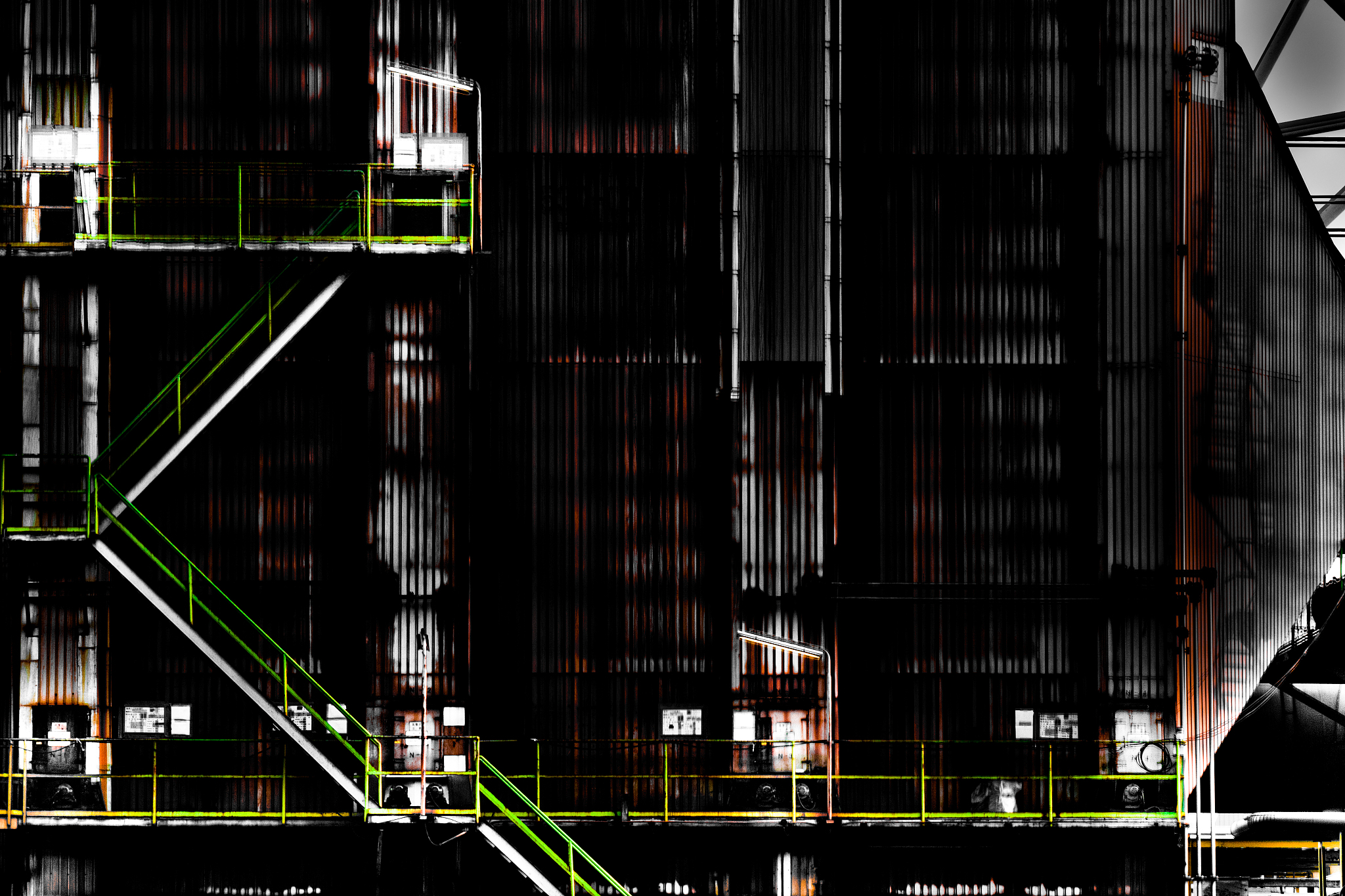 供单股人流通行的梯段净宽不应小于900mm，供两股人流通行的梯段净宽不应小于1100mm，供三胜人流通行的梯段净宠不应小于1650mm。改写这段话查重率低于20%