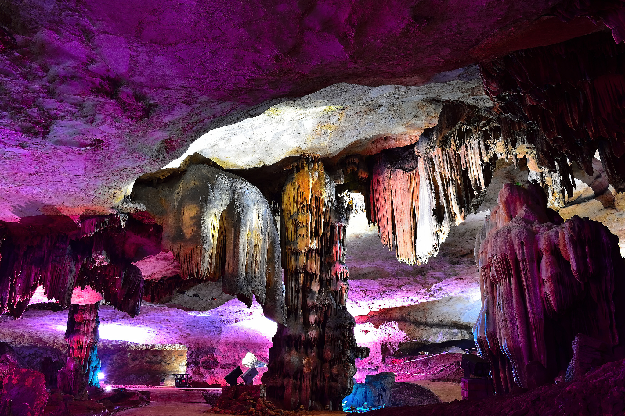 多孔介质的溶洞尺寸多孔介质的溶洞尺寸可以是非常大或非常小的具体取决于介质的性质和形成条件。在岩石中形成的溶洞可能有数千米或数百米的规模而在土壤或沉积物中形成的溶洞通常很小仅有数毫米或几厘米的尺寸。此外不同类型的多孔介质例如石灰岩、石英砂岩、煤等的溶洞尺寸也有所不同。多孔介质的溶洞尺寸参数可以用来描述溶洞的尺寸包括：直径、长度、深度、面积、体积等。其中直径是指溶洞最宽的部分的跨度长度是指溶洞的整体长