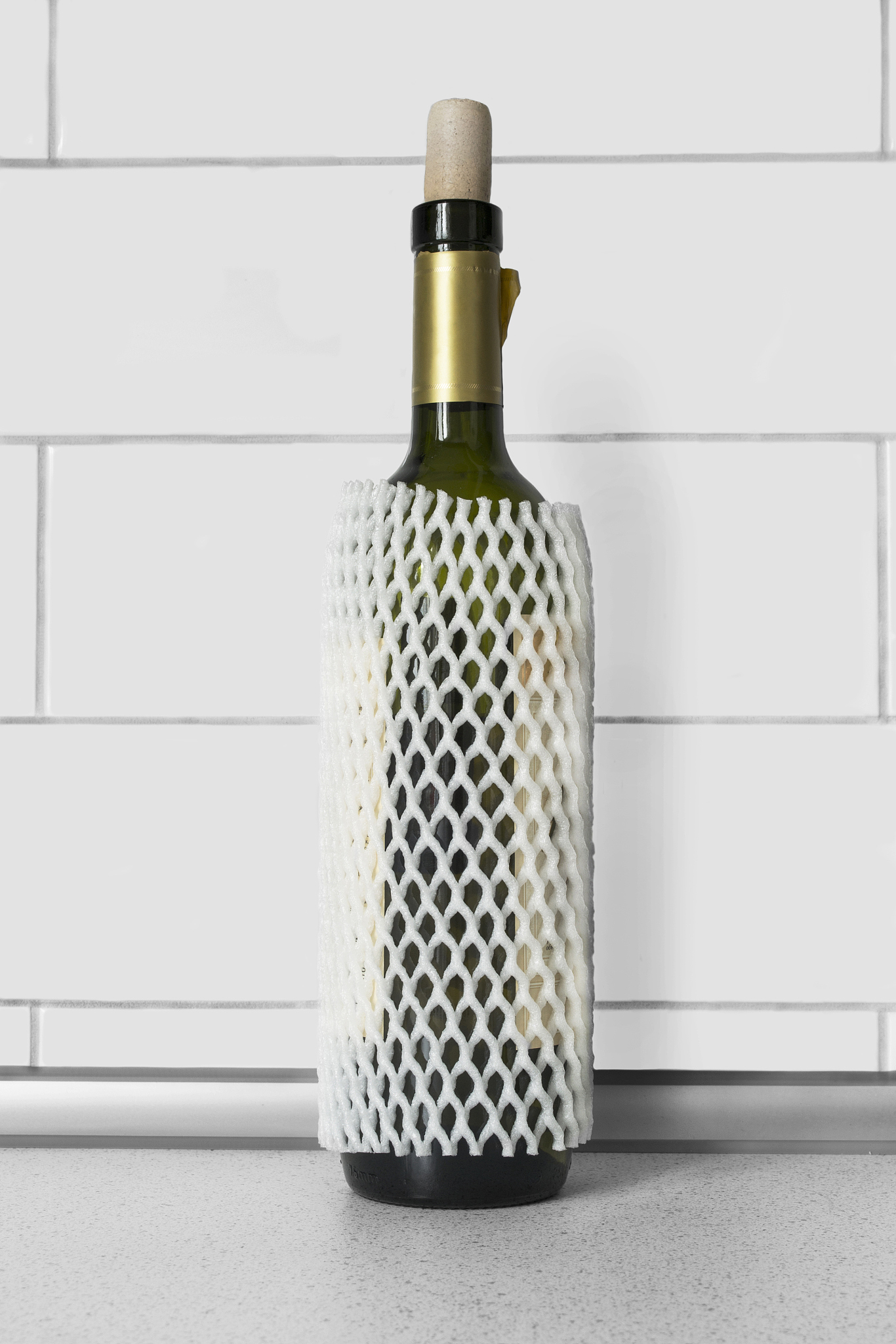 将下面的红酒换成玻璃花瓶写一段500字类似的话针对现有的泡沫包装进行改进泡沫材料本身对环境污染极大而且泡沫材料作为缓冲常常会因为天气原因在一冷一热的情况下导致酒标会产生水汽降低了消费者的使用感所以使用瓦楞纸设计一体成型的结构作为缓冲一方面避免了泡沫材料造成的困扰另一方面精致的结构提升了消费者的体验感并且瓦楞纸可多次循环利用这样的设计一举多得。在产品的设计上设计了两个100ml的体验装市场上常见的包