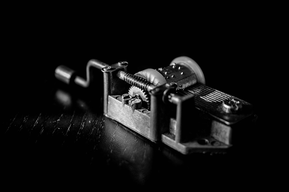 第二次世界大战中英军的密码破译者截获了一段Enigma的密文一名细心的女性破译者Mavis Lever发现在密文中字母L一次都没有出现。据说她根据没有L这一事实推测出了明文请结合以下Enigma内部结构剖面图推测明文是什么并阐述理由。imagepng的风险。