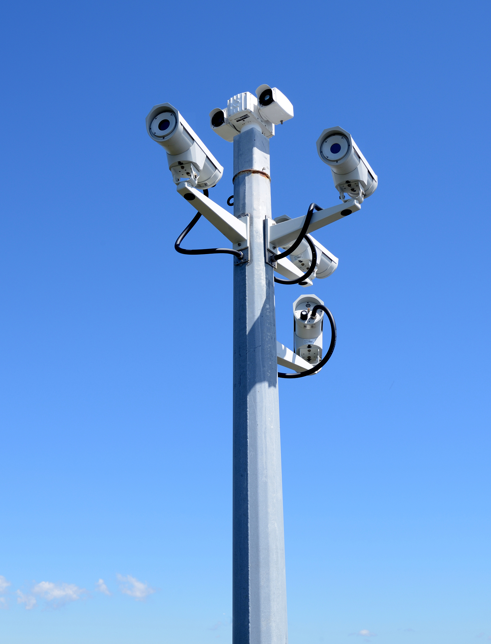 有什么监控球机可以太阳能供电并且有人脸识别功能