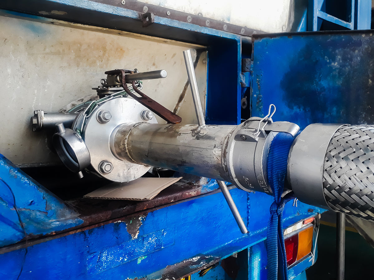 翻译
Where a pressure system has the potential for a fluid jet ≥ 37.1 m/s (121.7 ft/s), the risk assessment must consider the fluid jet risk (e.g., hydraulic pressure relief).