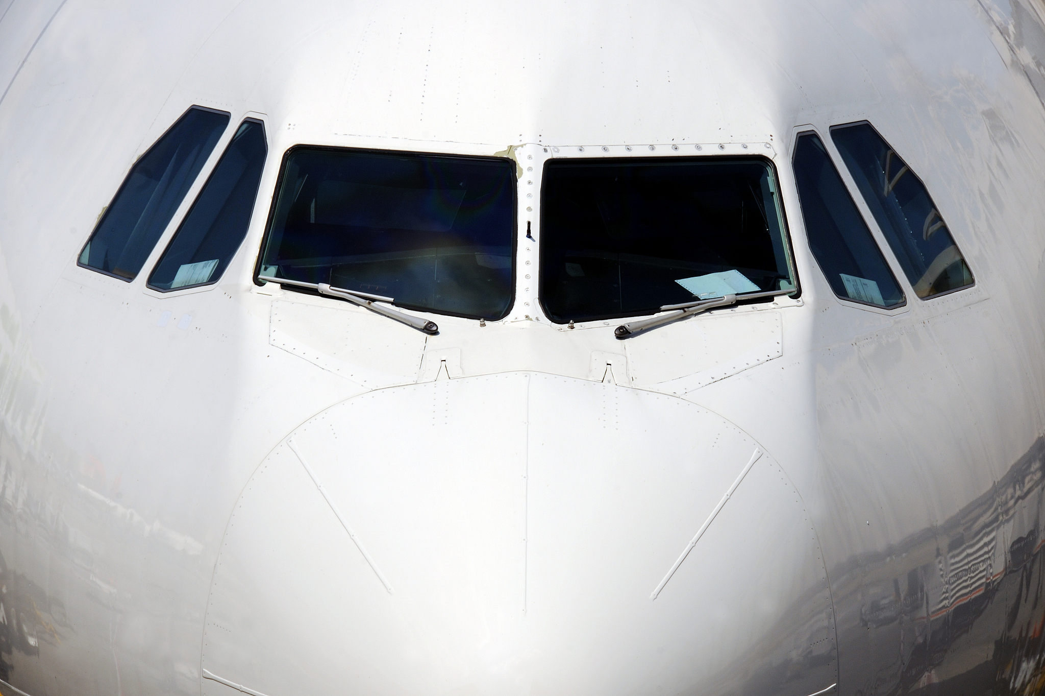 现代民用飞机雷达罩损伤：划痕与磨损的挑战