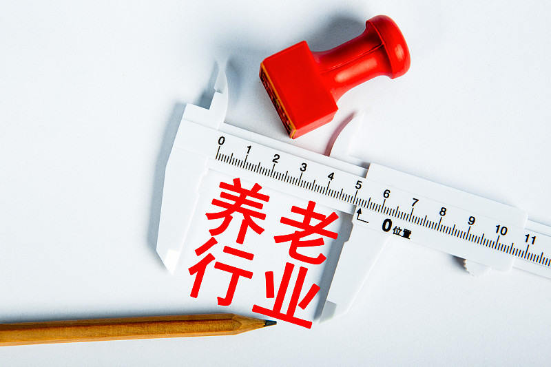 毕业硕士研究生回访课题组带来讲座分享了公务员考试的前期准备复习备考经验总结用下面相同的句式概括讲座：回顾成长之路感叹韶华易逝并惊喜于自身蜕变；怀揣感恩之心感谢恩师栽培与同窗情谊。