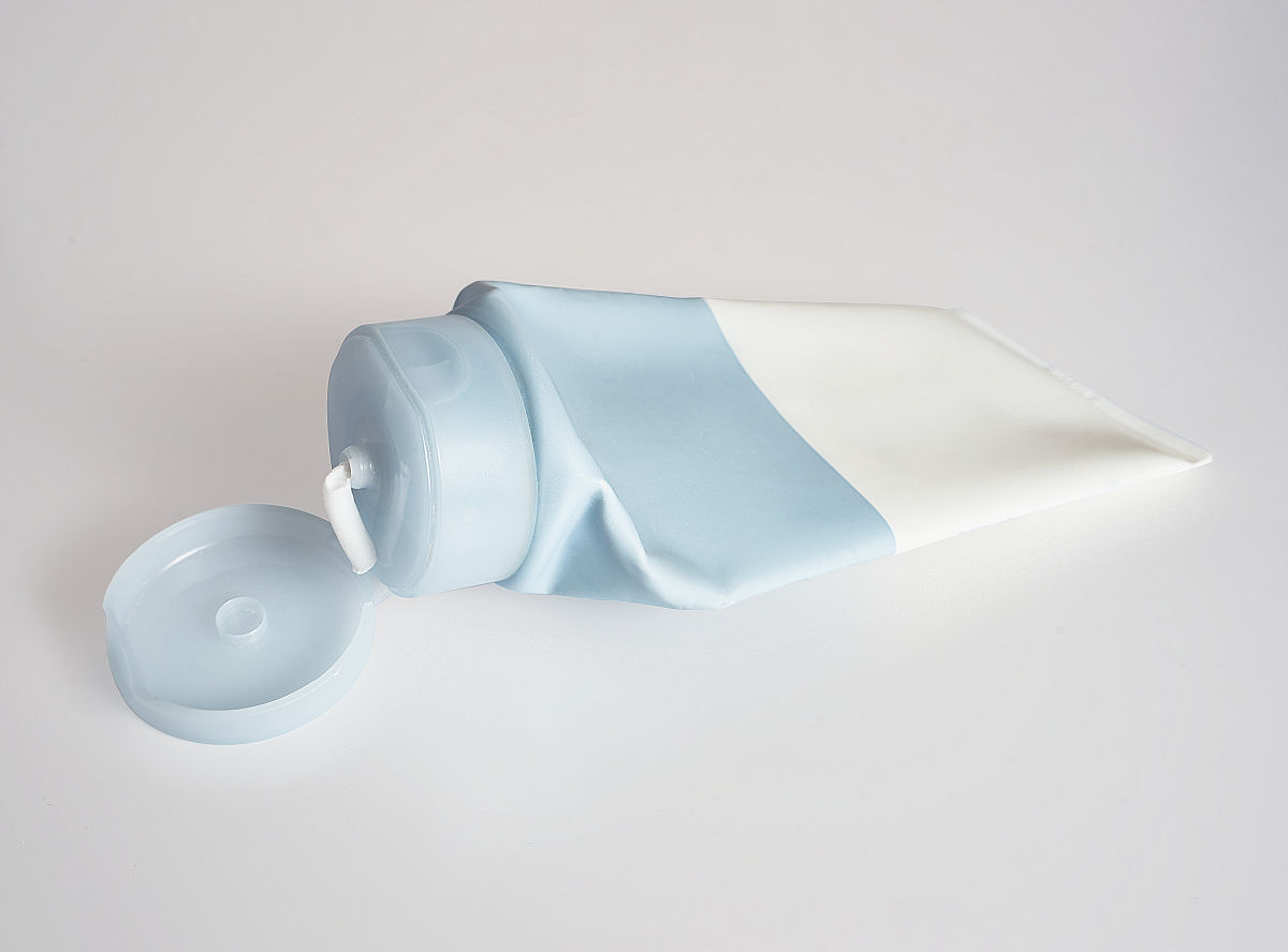 1论文主题为生活中的经济学文章结构类似于首先其次每段200字左右