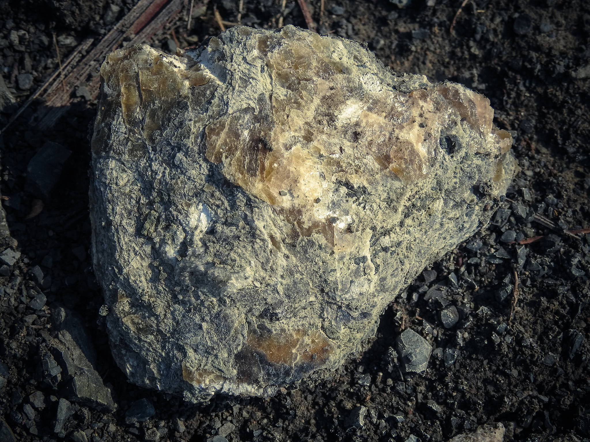 地壳是什么？地球表面层的组成、厚度和重要性