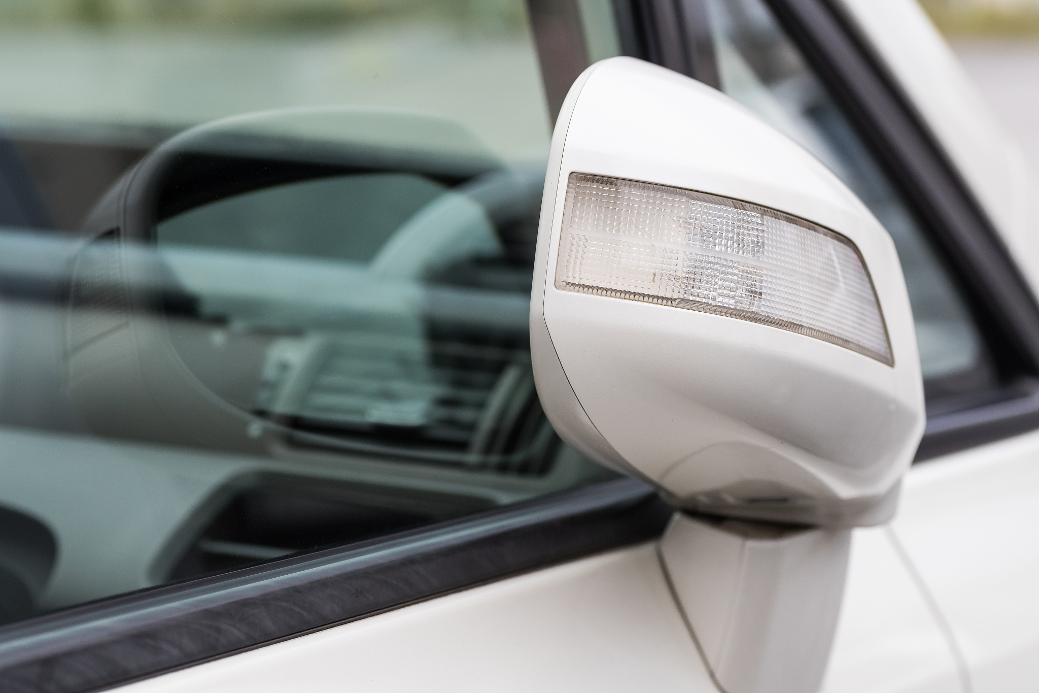 总结这段话的结论、例子在汽车不断发展与普及的过程中汽车安全问题也受到了更多的关注。就车窗控制系统而言汽车电动车窗带有防夹功能已经成为了系统必须要解决的问题。这样当车窗升起时遇到障碍物如手、头等就会自动停下来避免了意外的发生车窗防夹手等功能对汽车安全性能来说是很人性化的。而且在复杂路面上行驶时若使用人工控制车窗上升或下降都会让司机心烦意乱因此车辆行驶时会使用自动上升或下降车窗可避免车窗调整时安全事故