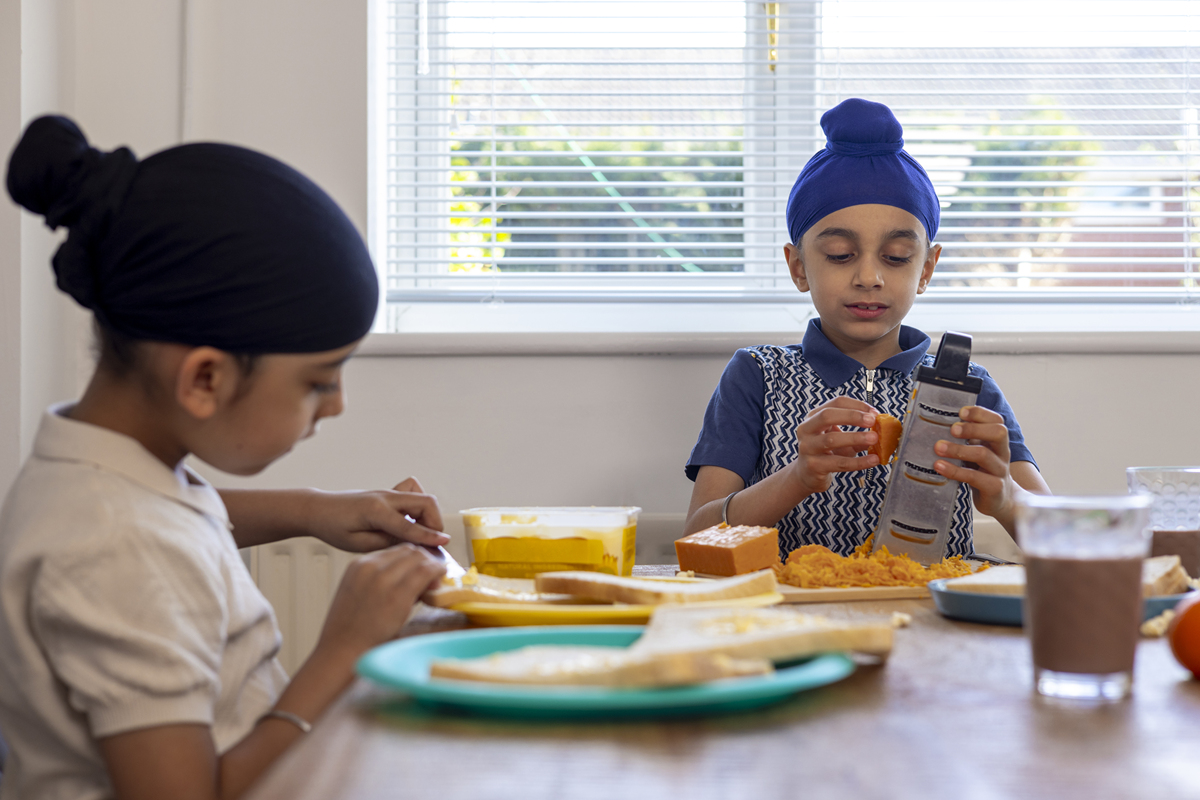 温柔姐姐叫醒弟弟：起床啦，美好的一天等着你！
