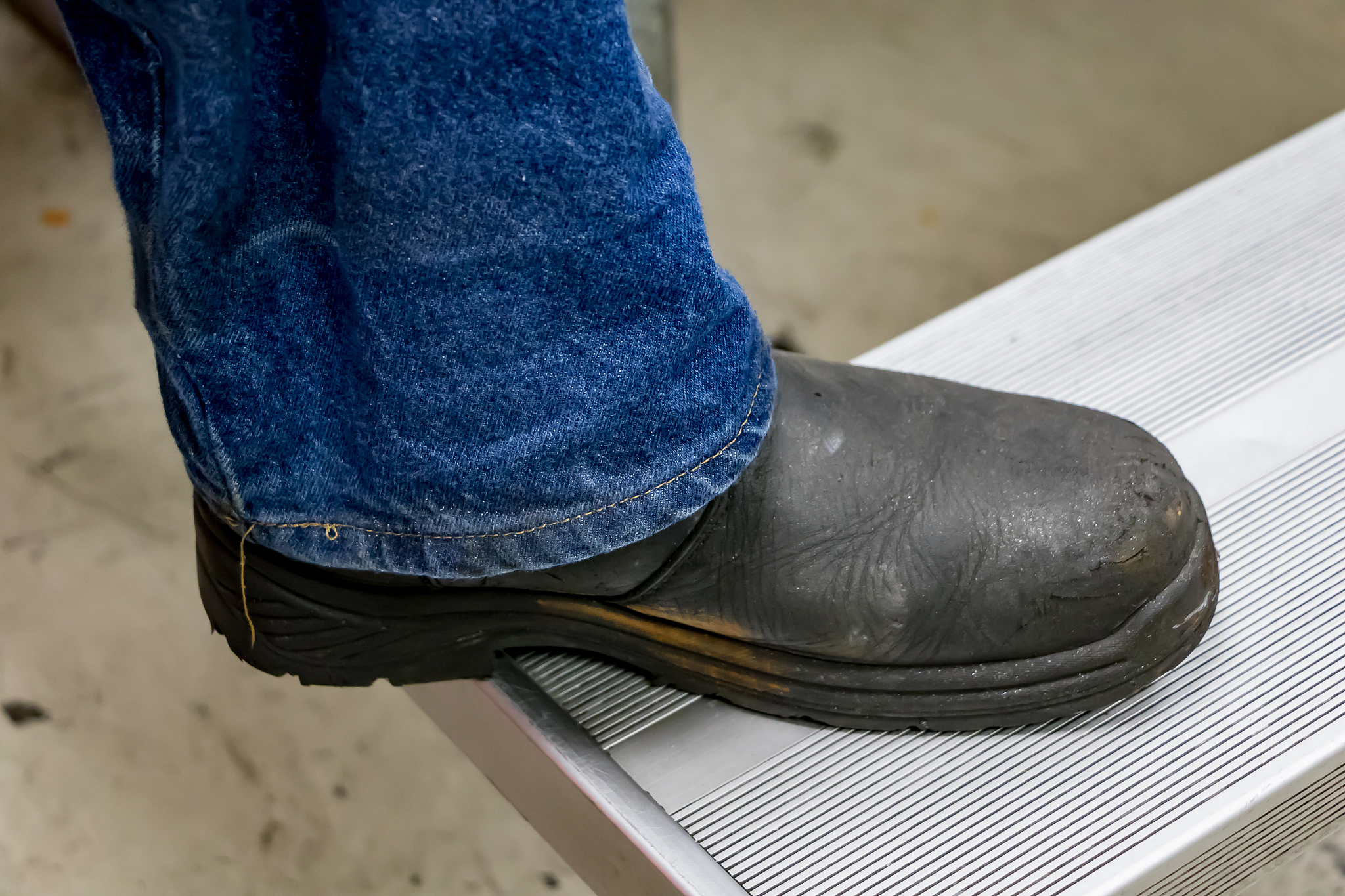 皮鞋内里掉色脚黑了，