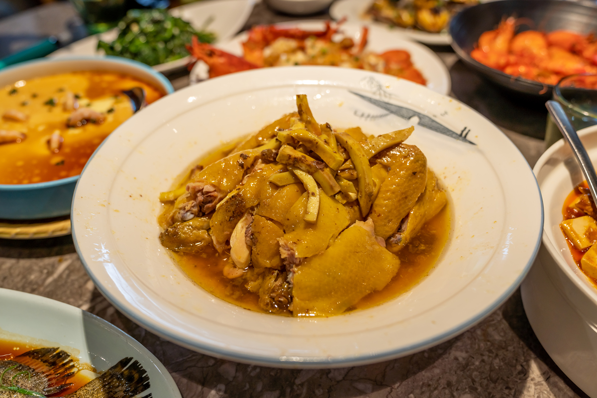 清蒸鹌鹑配养生菌菇  【儿童健康小贴士】 鹌鹑肉是