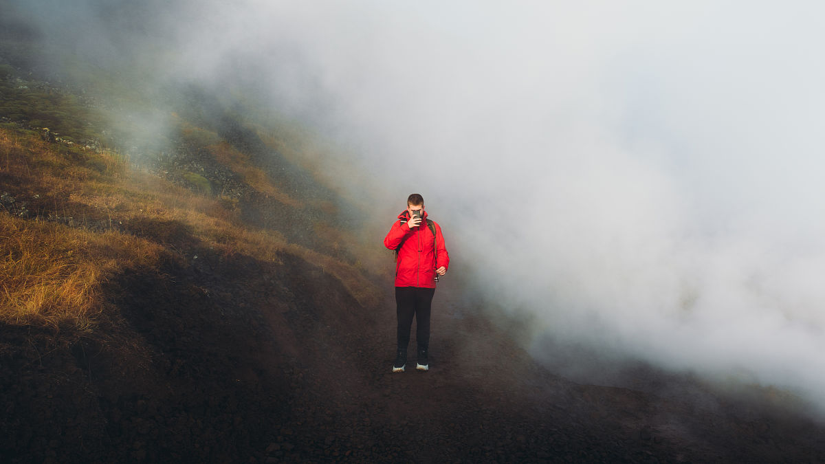 写篇标题为 旅行是我与自然最亲密的接触 的1200字文章并重新取个小红书爆文标题