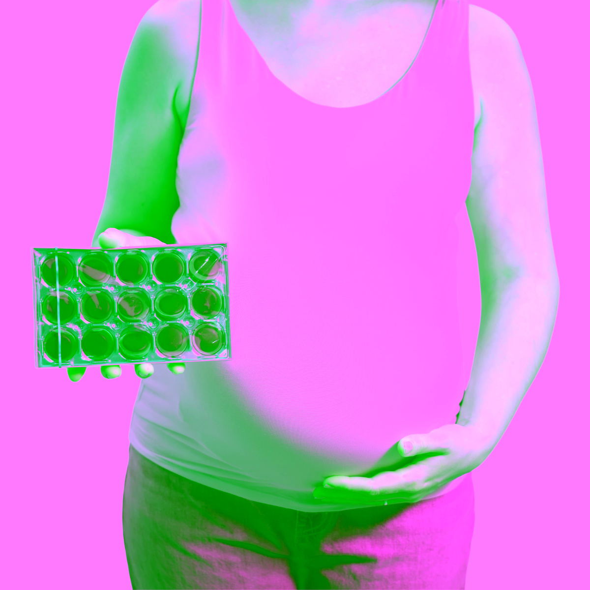 孕妇在肚子附近拿着一盒巧克力糖.准妈妈在吃甜点.是,