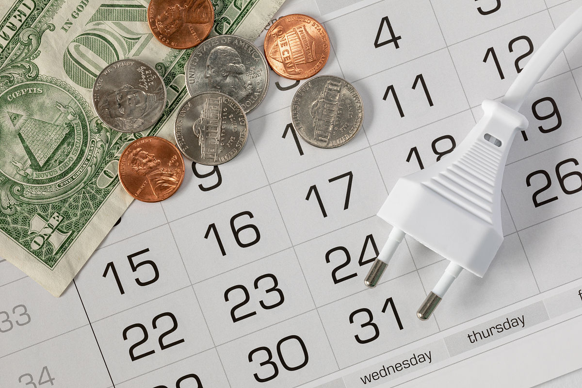 已知充电站总投资金额为1183100元，设置12枪充电枪功率为双枪120kw功率，整站点充电枪利用率为9.1%，电价费用为0.7元，服务费为0.5元，运营维护费费率为6%，场地修缮费为每年五万元，求年运营成本是多少