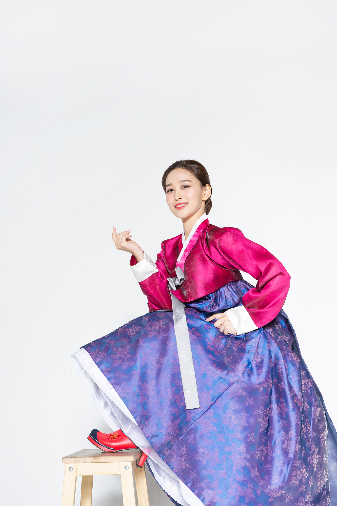 秦皇岛东方服装学校课程设置：服装设计、营销、生产管理、艺术设计