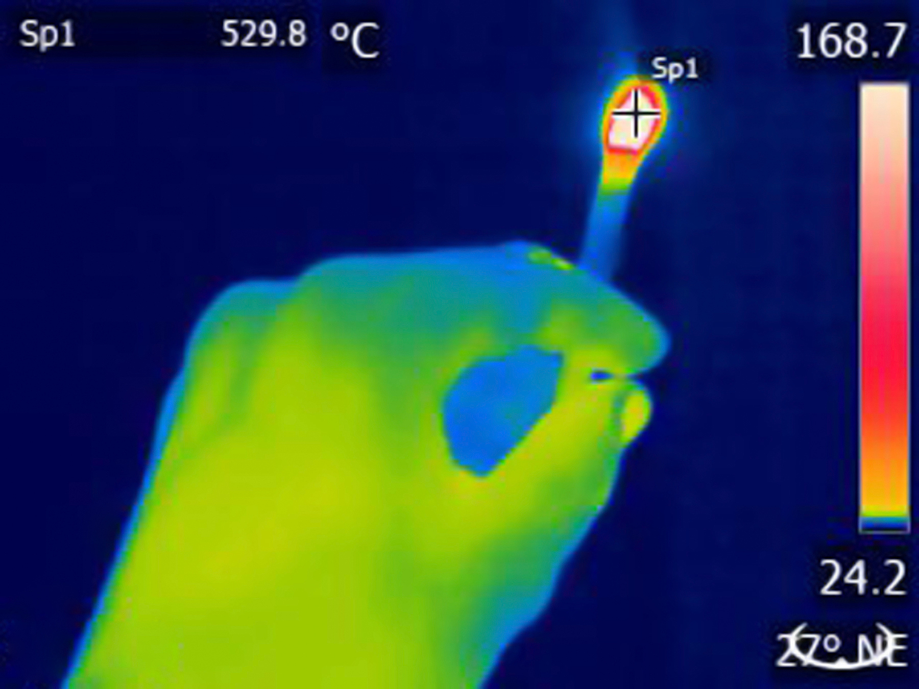 英文翻译中文英文原文：As shown in the infrared images of Fig 1 the background that occupies the majority of the images eg sky mountains and land and some scattered objects eg rivers roads trees and buildings con