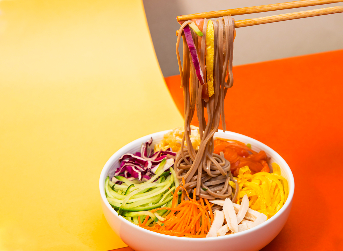 夏天热不想做饭？来碗清爽美味的荞麦冷面！