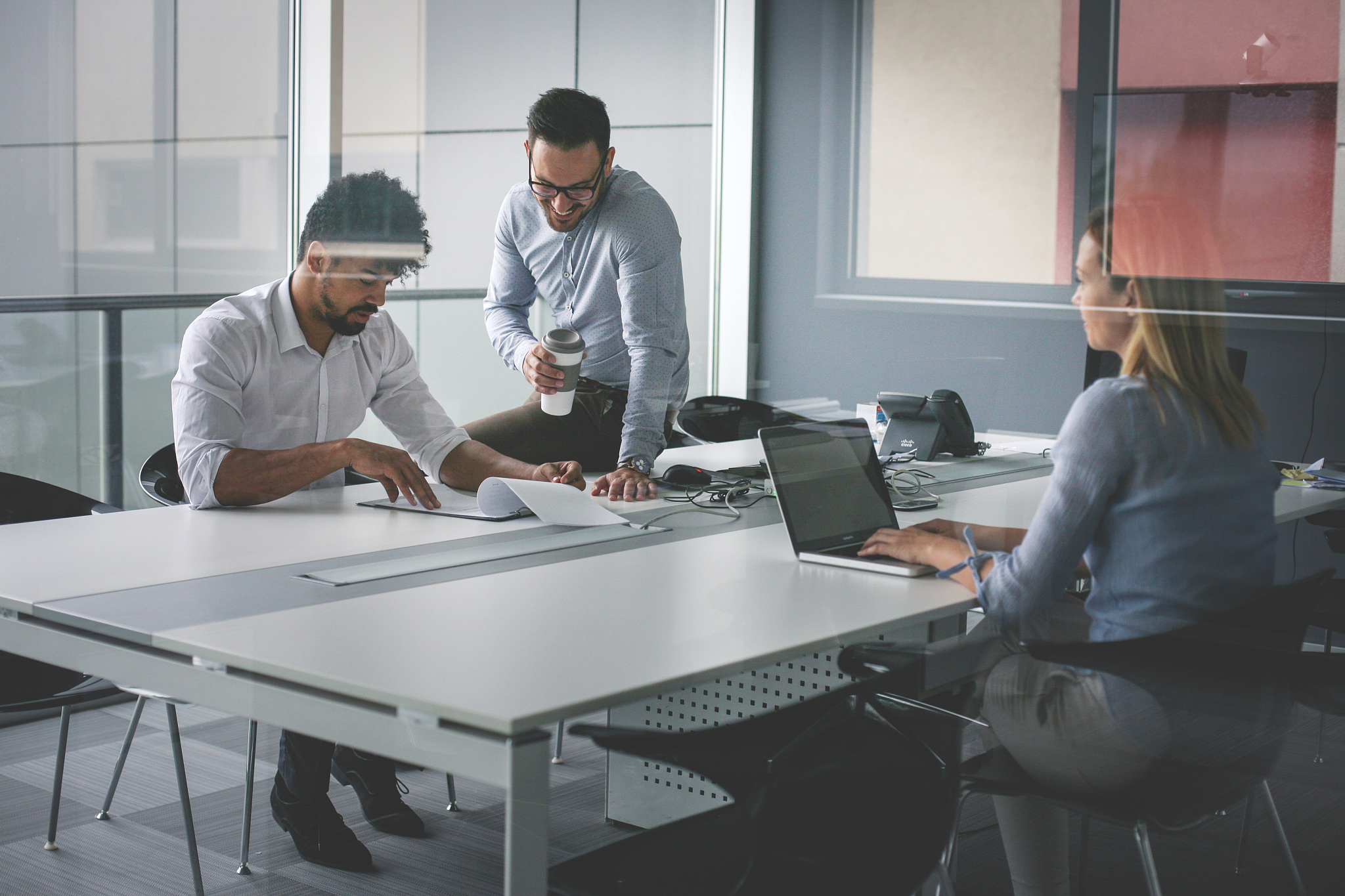 朋友说：我是承包商所以我早上去工作剩下的时间处理办公室工作。为我工作的主管们整天都待在现场