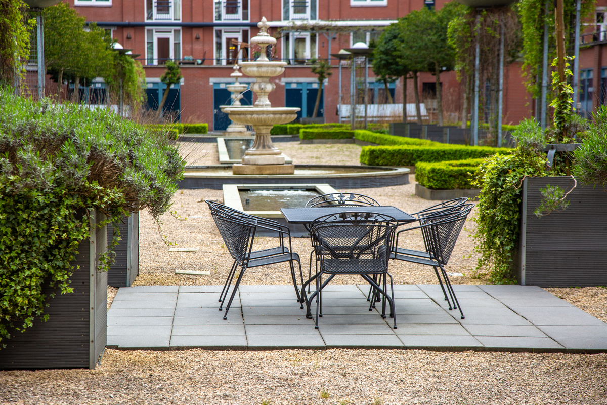 校园建筑内部修建桌椅休息处设计愿景200字