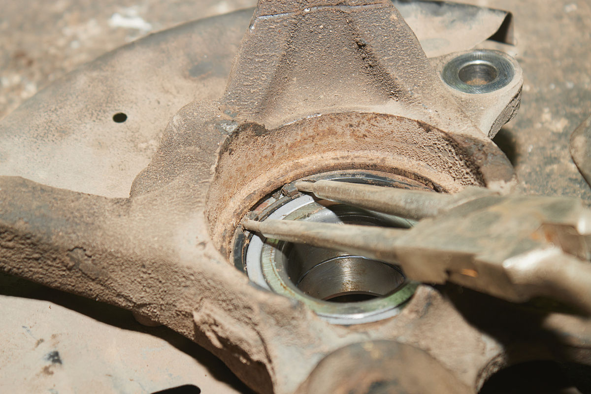 滚动轴承装配注意事项1清洗：在装配滚动轴承之前必须先清洗轴承和轴承座。清洗时应使用清洁剂和干净的布或纸巾将轴承和轴承座表面的油污和灰尘清除干净。2润滑：在装配滚动轴承时应在轴承内和轴承座内涂上适量的润滑脂或润滑油。润滑脂或润滑油的选择应根据轴承和工作条件来确定。3安装：在装配滚动轴承时应注意轴承和轴承座的配合尺寸和公差。轴承和轴承座的配合尺寸应符合设计要求并保证轴承和轴承座之间有适当的间隙。4装配