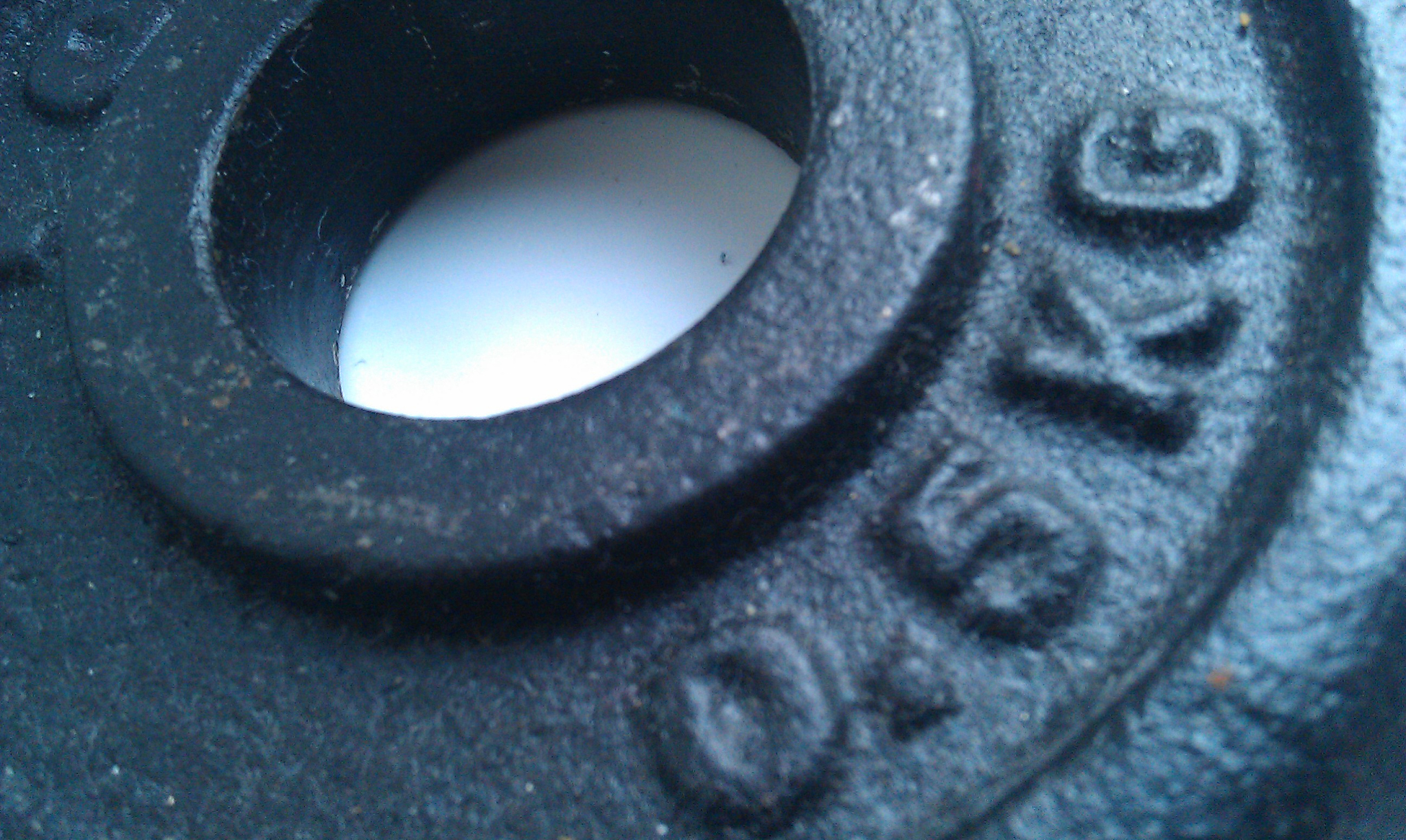 改写下面这段话：个体质量用于评价个体的优劣位置越好质量越大。个体之间相互吸引并朝着质量较大的个体运动。随着运动的持续进行最终所有群体会聚集到最大个体的附近从而找到最大质量的个体