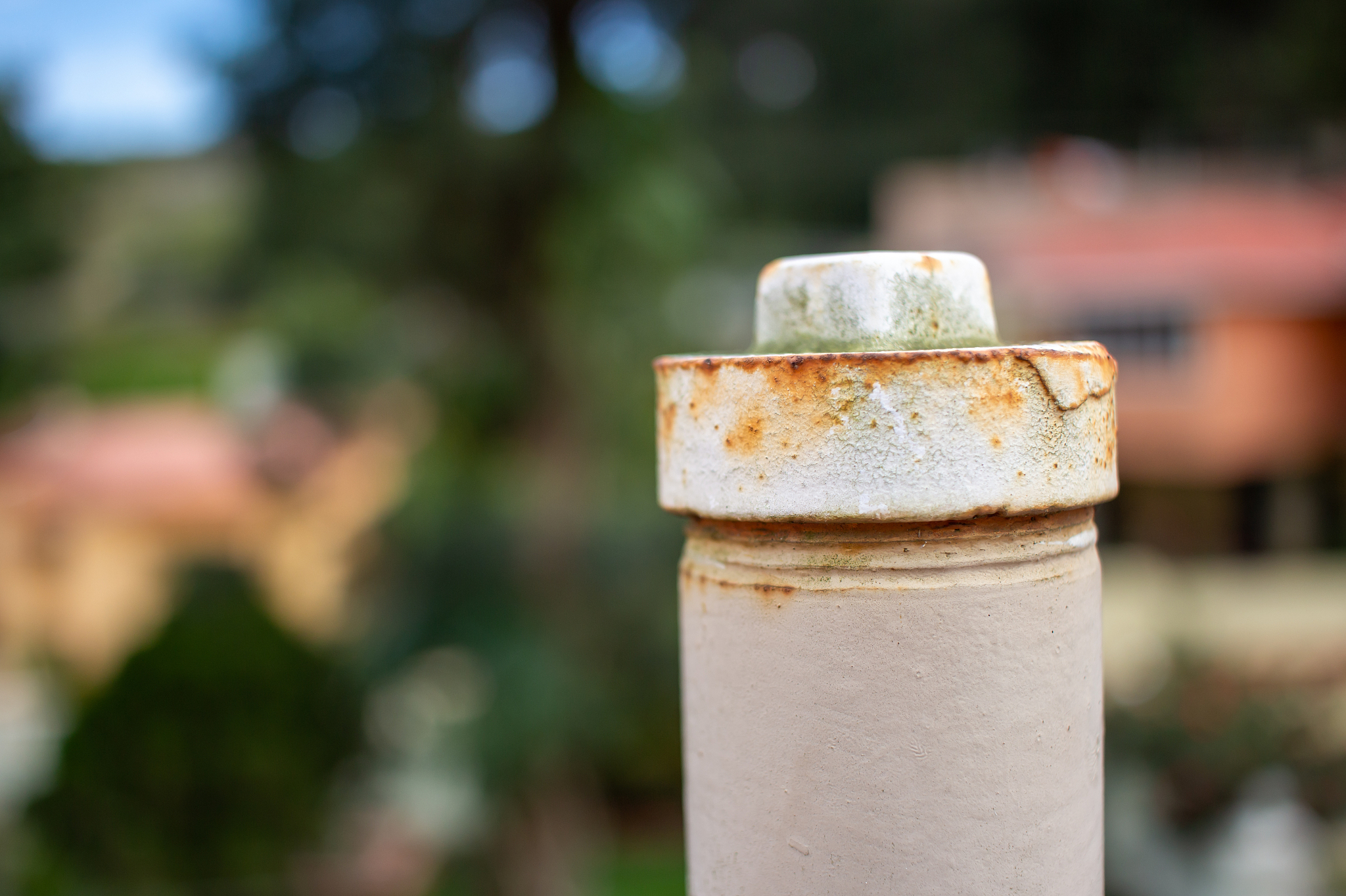 human 接下来我会问你关于化学工程专业的分离工程课程的一些问题明白回复明白; AI 明白。请问你需要了解哪些方面的内容呢？;human 实际板和理论板的差异表现在那些地方这些差异的影响应用什么方法来处理;