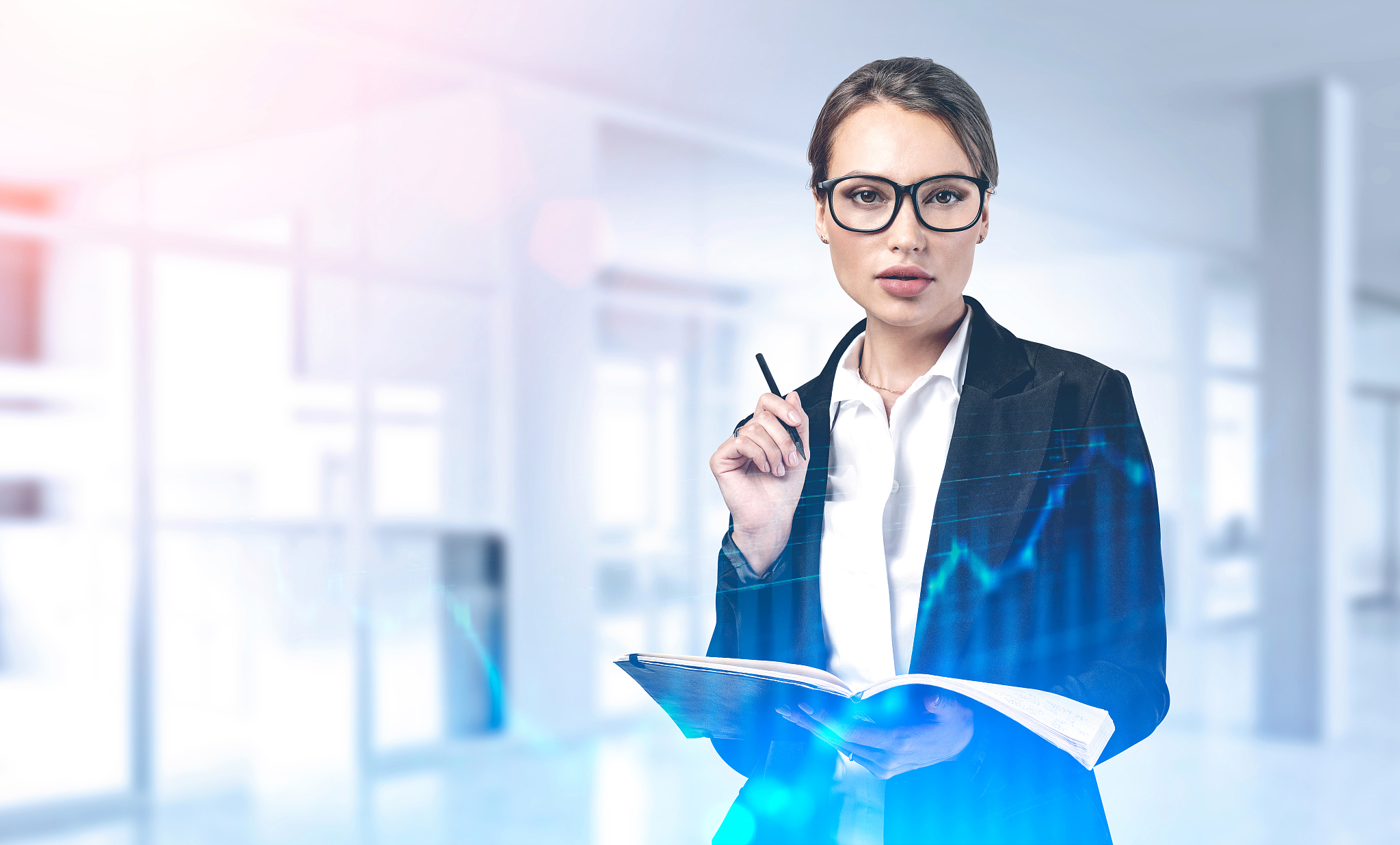 改写下面一段话，降低论文查重率
本文建立的城市快速路工程施工安全风险评价模型的适用性较好。根据风险评价结果，对人员、材料、设备、环境、技术等方面的风险因素中影响最大的因素，有针对性地提出施工安全风险控制措施。