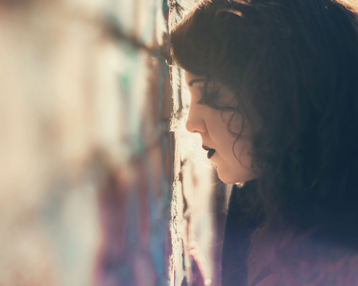 女人疯狂大笑背后的悲伤：她们为何选择强颜欢笑？