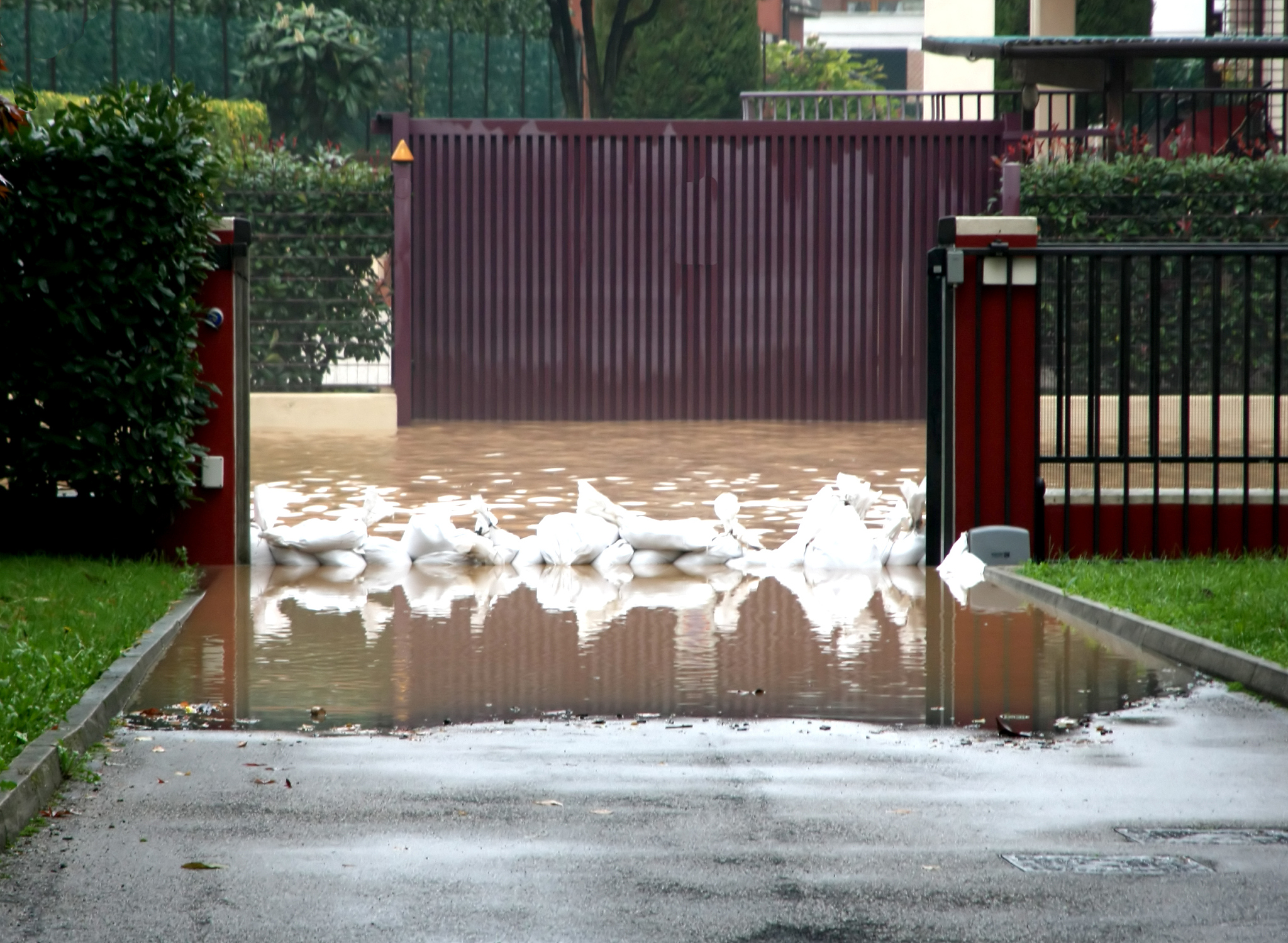 请翻译由于担心污染我们检验人也密切关注了货物的情况在20日中午时我们发现货堆底部流出大量燃油。随后我们也立即告知了码头。随后码头对渗漏出的燃油进行了清理。为了防止燃油随雨水扩散码头在货堆四周放置了防水沙袋并在围挡内部放置了一些吸油毡。根据码头消息5舱卸出的正常货物已经过磅总重量为66326MT。根据积载图5号货舱总货量为10800Mt因此推算受污染货物数量为4167Mt。