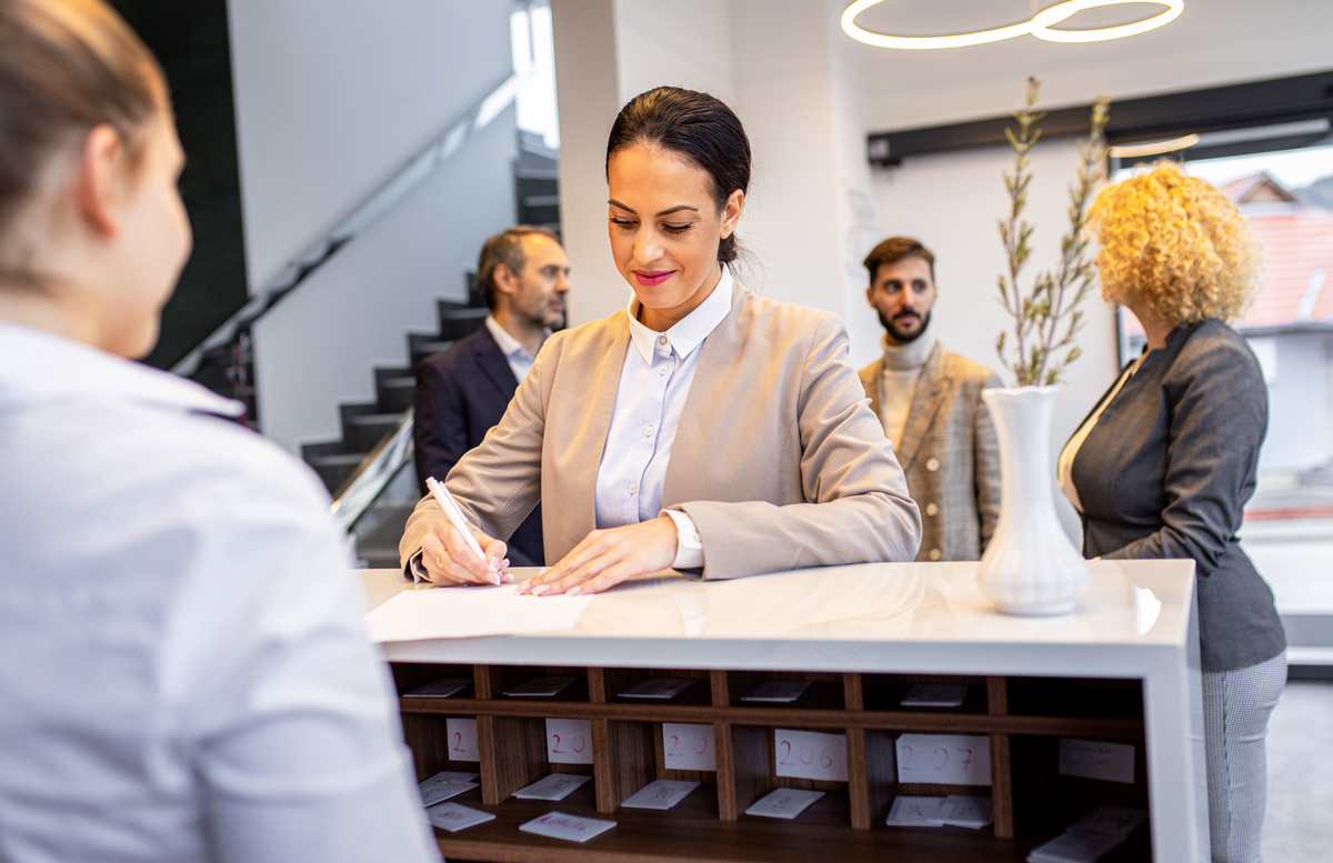 你的角色是商务公司的销售管理岗位人员，销售的是酒店用品，请用自己的理解论述工作内容，谢一成一段话形式，不少于1000字，不能直接抄袭他人观点和概念。