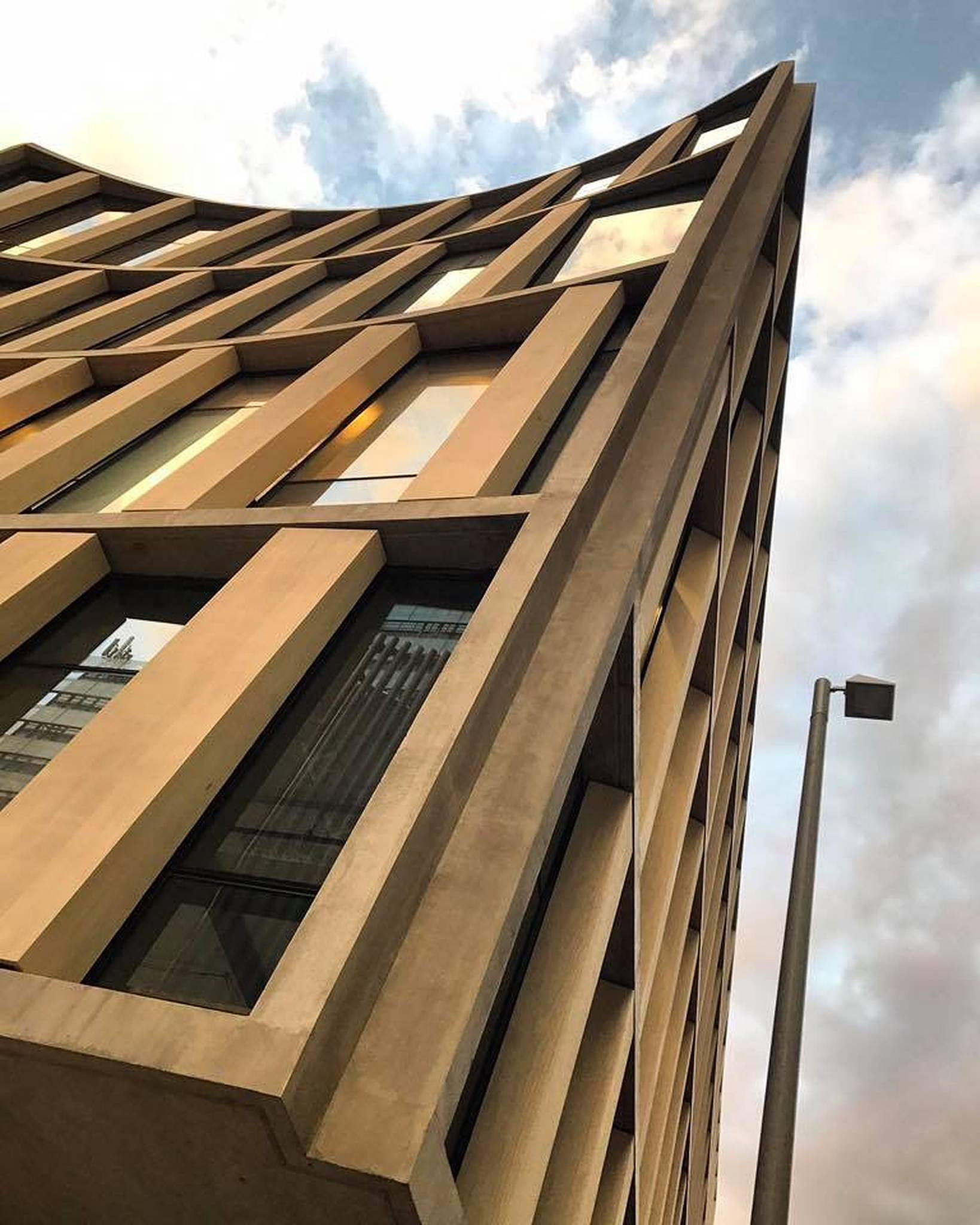 中西方建筑在某些方面的比较举例子对某一方面展开细说不少于1300字