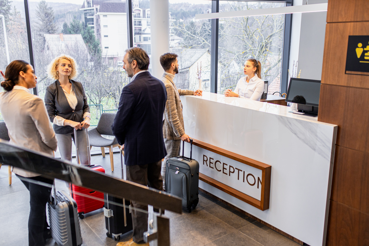 你的角色是商务公司的销售管理岗位人员，销售的是酒店用品，请用自己的理解论述工作内容，谢一成一段话形式，不少于1000字，不能直接抄袭他人观点和概念。