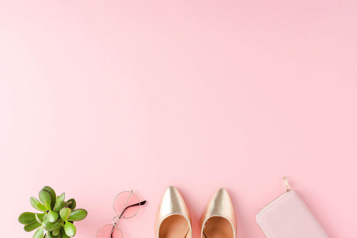 帮我写20条容易爆火的美女账号短视频文案