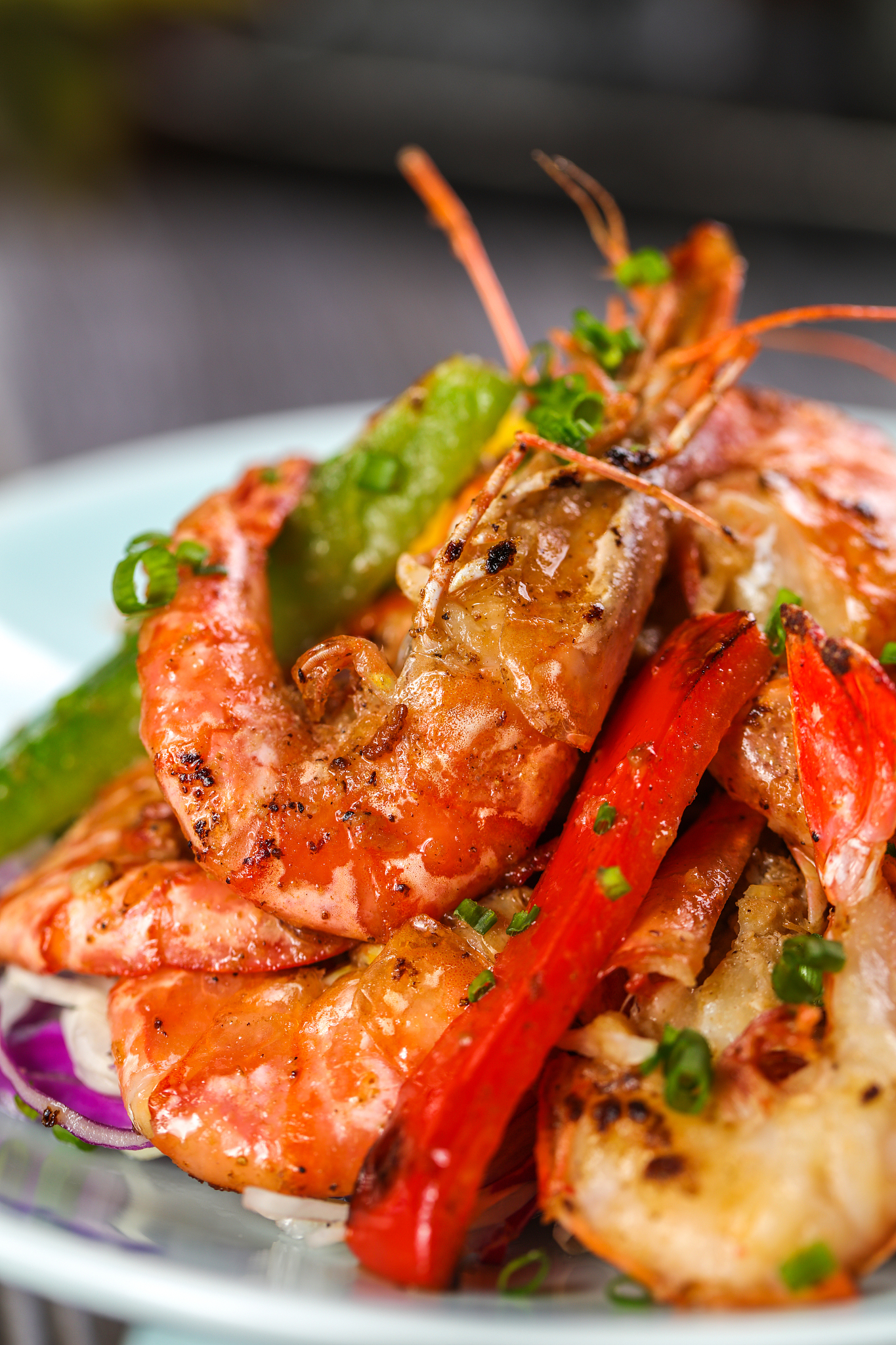 油焖大虾制作教程：详细步骤、技巧和注意事项